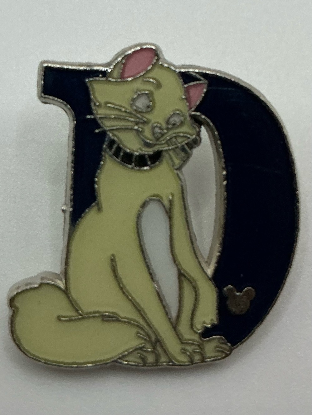 DISNEY D FOR DUCHESS FROM ARISTOCATS TRADING PIN